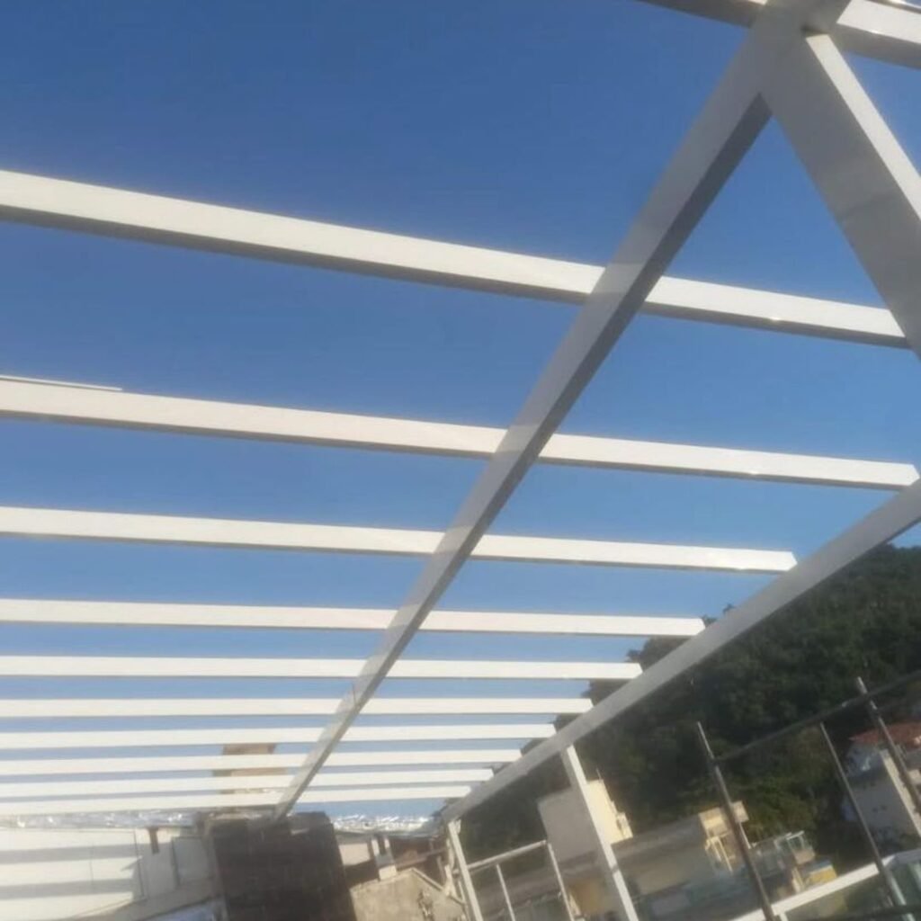Pergolado de alumínio e vidro